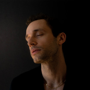 ดาวน์โหลดและฟังเพลง too close (piano version) (piano version|Explicit) พร้อมเนื้อเพลงจาก Wrabel