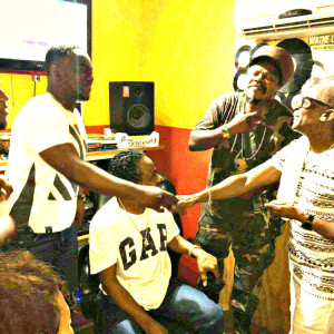 Dengarkan Mama Use to Say lagu dari Junior Giscombe dengan lirik