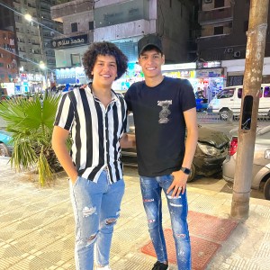 Listen to حلوين ومفيش مننا فاضلين (لفينا الدنيا) song with lyrics from Moamen Moaa