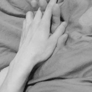 收聽Jaira的gently slides fingers on your open palm, good night :)歌詞歌曲