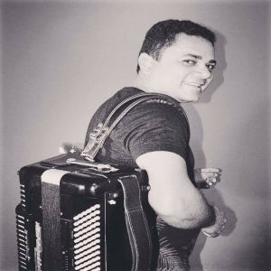 ดาวน์โหลดและฟังเพลง Mói de Chifre พร้อมเนื้อเพลงจาก Lenilson Filho