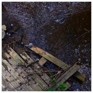 收聽Bedrooms的Precipice (feat. Bear.)歌詞歌曲