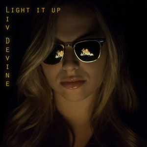ดาวน์โหลดและฟังเพลง Light It Up พร้อมเนื้อเพลงจาก Liv Devine