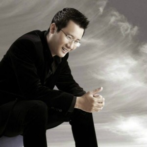 ดาวน์โหลดและฟังเพลง Han Tinh Trong Mua พร้อมเนื้อเพลงจาก Hoang Bach