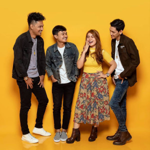 Listen to Jangan Ucapkan Cinta song with lyrics from PANDORA BAND