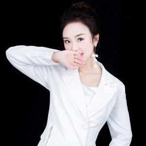 Listen to 哑巴 (伴奏) song with lyrics from 马伊丽