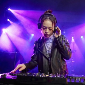 Listen to 刘三姐 （唱真情）纯DJ版 (完整版) song with lyrics from 罗小贵