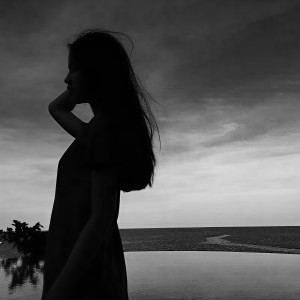 收听不靠谱的微微就是秋天里每片落叶歌词歌曲