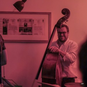 收聽Tim Thornton的Omage歌詞歌曲