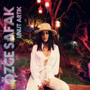 收聽Özge Şafak的Unut Artık歌詞歌曲