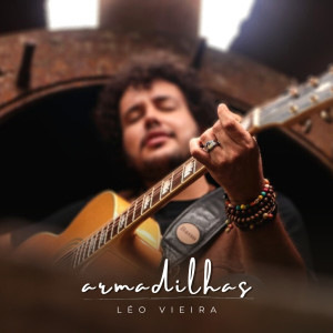 ดาวน์โหลดและฟังเพลง Armadilhas พร้อมเนื้อเพลงจาก Léo Vieira
