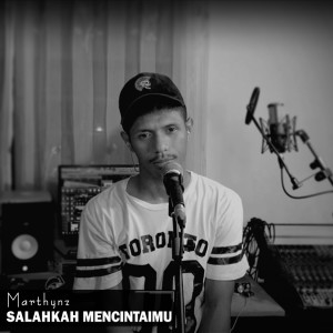 Dengarkan lagu Salahkah Mencintaimu nyanyian Marthynz dengan lirik