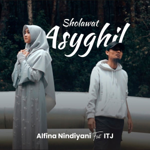 Dengarkan lagu Sholawat Asyghil nyanyian Alfina Nindiyani dengan lirik