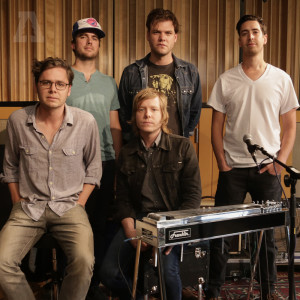 Dengarkan lagu Higher Than Mine (Audiotree Live Version) nyanyian Sons Of Bill dengan lirik