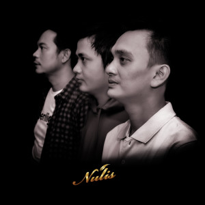 收听Nulis的Jangan Pernah Terlalu歌词歌曲