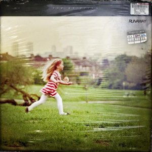 ดาวน์โหลดและฟังเพลง Runaway พร้อมเนื้อเพลงจาก The Briefing