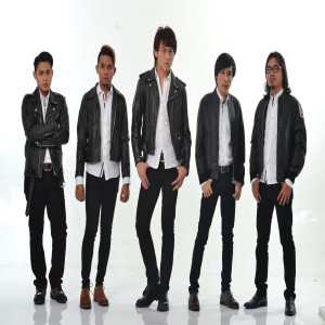 ดาวน์โหลดและฟังเพลง Lygophobia พร้อมเนื้อเพลงจาก Akim & The Majistret