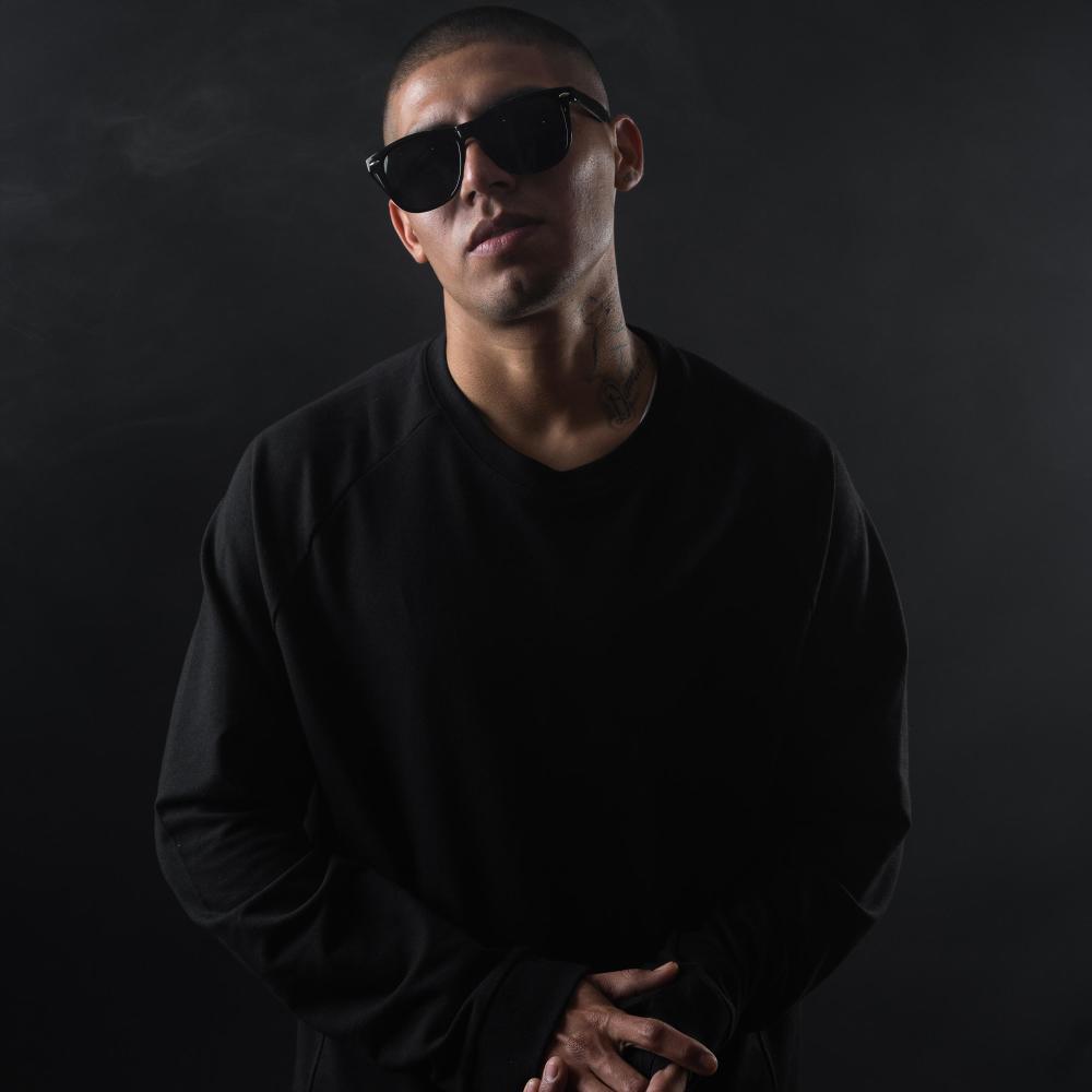 Por El Barrio Me Miran Loco (feat. nuco) (Explicit)