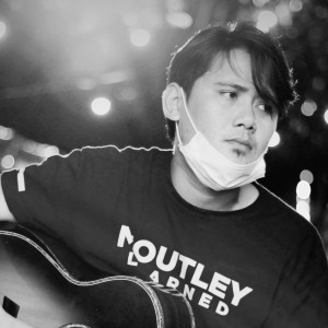 收听Vandick Mamonto的Tutup Cerita歌词歌曲