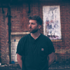 Dengarkan lagu Safe and Suffer nyanyian Mike Dignam dengan lirik