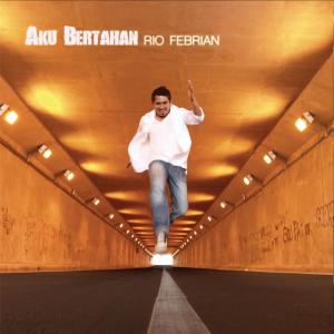 收聽Rio Febrian的Aku Bertahan (Album Version)歌詞歌曲
