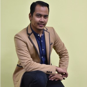 收听lokman naufal的Haruman Terindah歌词歌曲