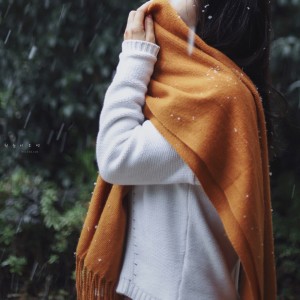 Dengarkan lagu When The First Snow Falls nyanyian Helena Kim dengan lirik
