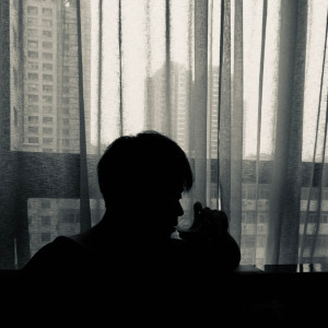 Dengarkan 伤心的人只能听一遍 lagu dari 张骥 dengan lirik