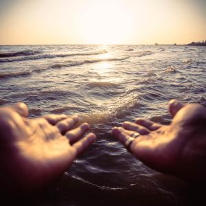 收聽Rico Díaz的Tómame de la Mano (feat. Rize 1200, Tefa Libre, Hydro Spl & Sol de América)歌詞歌曲