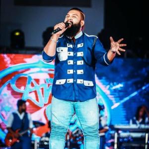 ดาวน์โหลดและฟังเพลง Naari Saragi พร้อมเนื้อเพลงจาก Anura Priyakelum