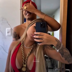 Listen to MC RB - TEM OUTRA NO SEU LUGAR (Explicit) song with lyrics from Elissin Do YTB