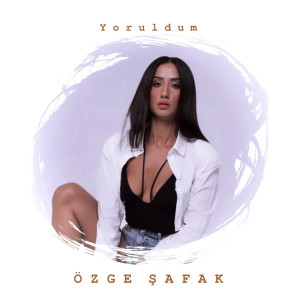 ดาวน์โหลดและฟังเพลง Yoruldum พร้อมเนื้อเพลงจาก Özge Şafak