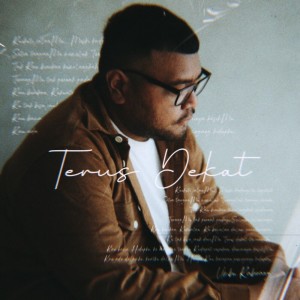ดาวน์โหลดและฟังเพลง Terus Dekat พร้อมเนื้อเพลงจาก Umbu Kaborang