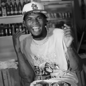 收聽FrekuraMusical的Un Bate (feat. Riki 0990)歌詞歌曲