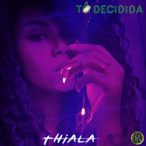 ดาวน์โหลดและฟังเพลง Tô Decidida พร้อมเนื้อเพลงจาก Thiala Arlequina
