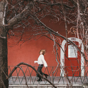 Listen to Gör Beni song with lyrics from Merve Calkan