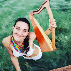 收聽Charlotte Lapotre的Rainbow Warrior歌詞歌曲