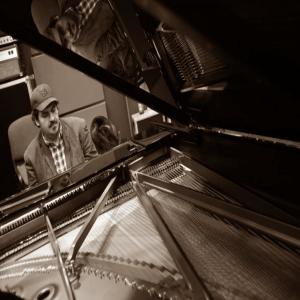 Listen to I Hear a Rhapsody - Live at Montmartre(feat. Gabor Bolla) song with lyrics from Róbert Lakatos