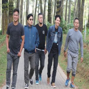 Listen to Mengingat-Nya song with lyrics from Caffeine Band