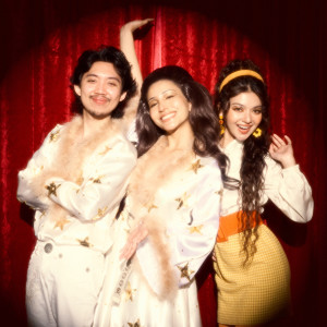 Listen to หวานใจผมน่ารักกว่าใคร song with lyrics from เรนิษรา