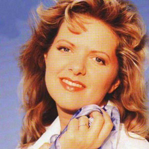 Listen to Wehrlos im Tangogefühl song with lyrics from MARTINA