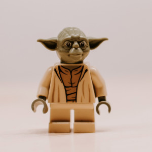 Dengarkan lagu Yoda nyanyian The Disneylanders dengan lirik