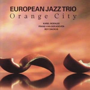 ดาวน์โหลดและฟังเพลง Roofie พร้อมเนื้อเพลงจาก European Jazz Trio