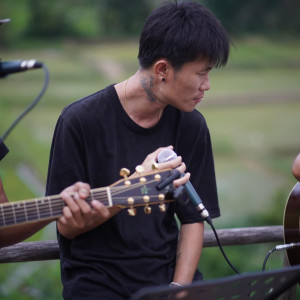 Listen to พลบค่ำที่ 18 นาฬิกา (Live Version) song with lyrics from Snoopking