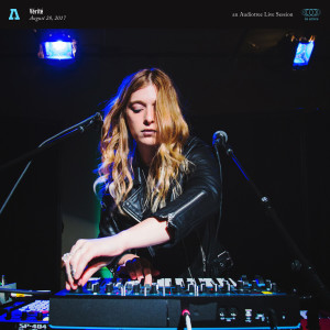 ดาวน์โหลดและฟังเพลง Phase Me Out (Audiotree Live Version) พร้อมเนื้อเพลงจาก Vérité