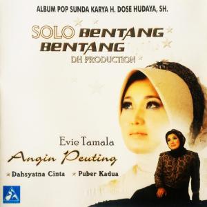 Listen to Dahsyatnya Cinta song with lyrics from Evie Tamala