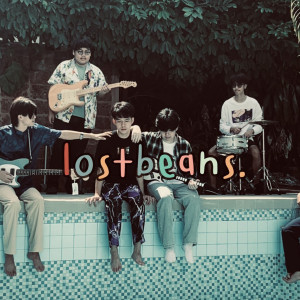 Dengarkan lagu เพลงที่เธอเคยเปิด nyanyian lostbeans dengan lirik