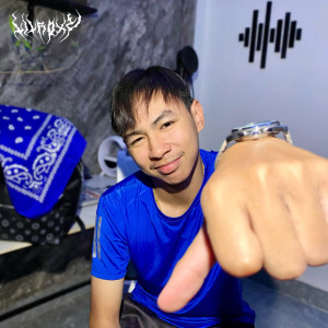 Listen to ຫົວໃຈພິເສດ song with lyrics from Lil Roxz