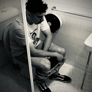 ดาวน์โหลดและฟังเพลง Downbad พร้อมเนื้อเพลงจาก Greedy Boss