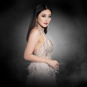 Dengarkan Ni Yong Yuan Bu Dong Wo lagu dari Helen Huang dengan lirik